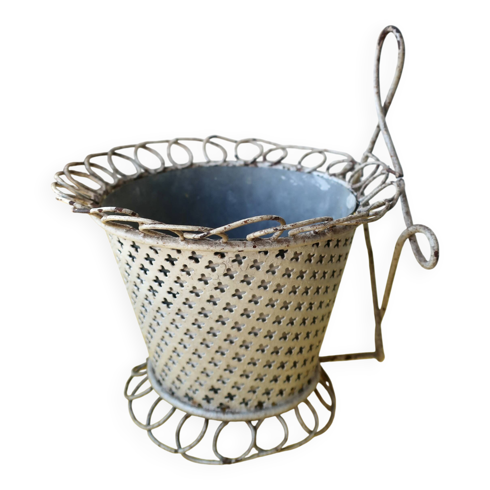Cache-pot en fer et tôle perforée