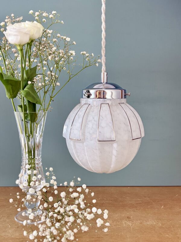 Suspension globe vintage art déco en verre de Clichy blanc et argent