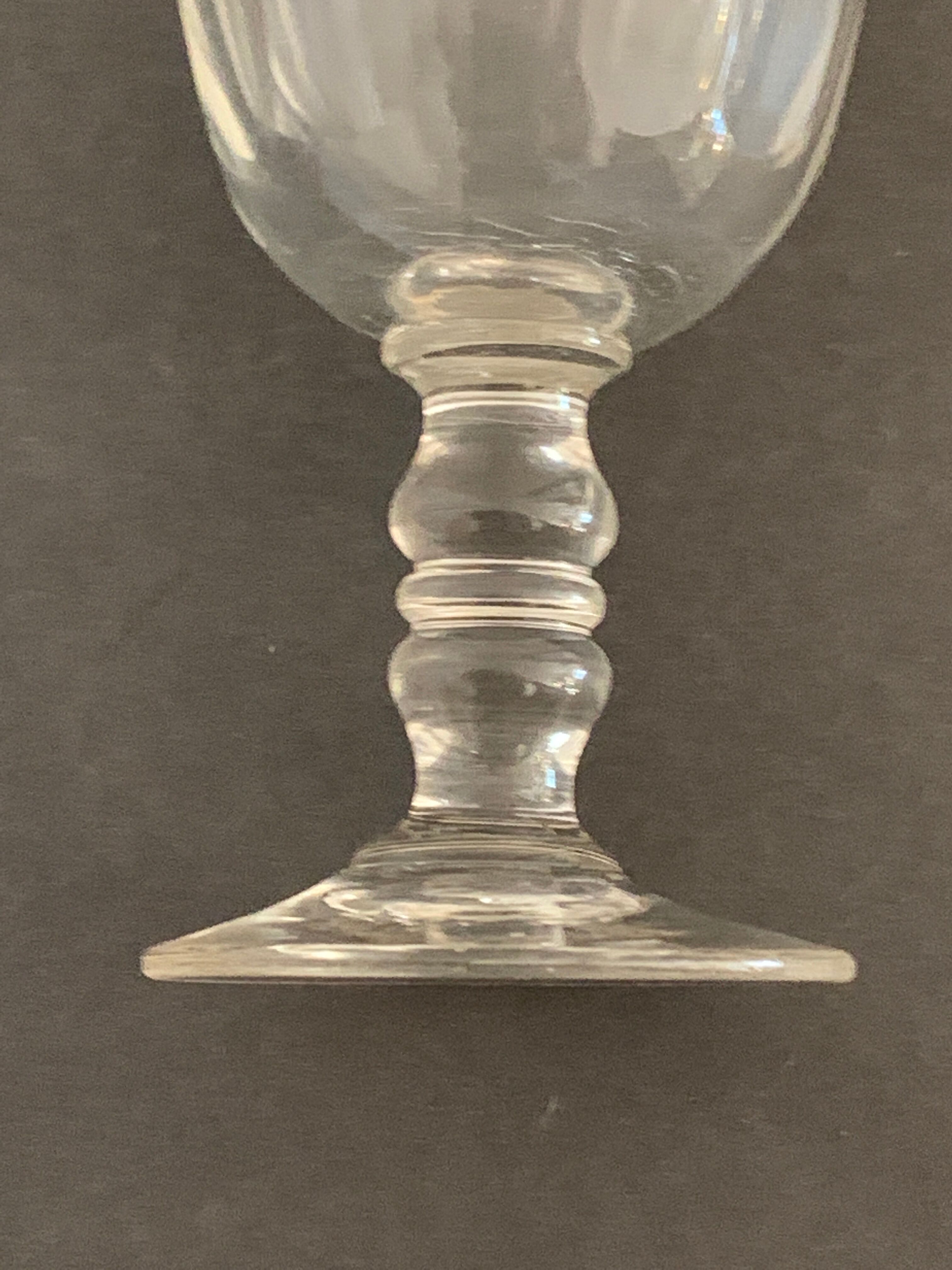 4 verres anciens à pied avec pans coupés