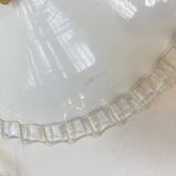 Paire de suspensions en opaline blanche