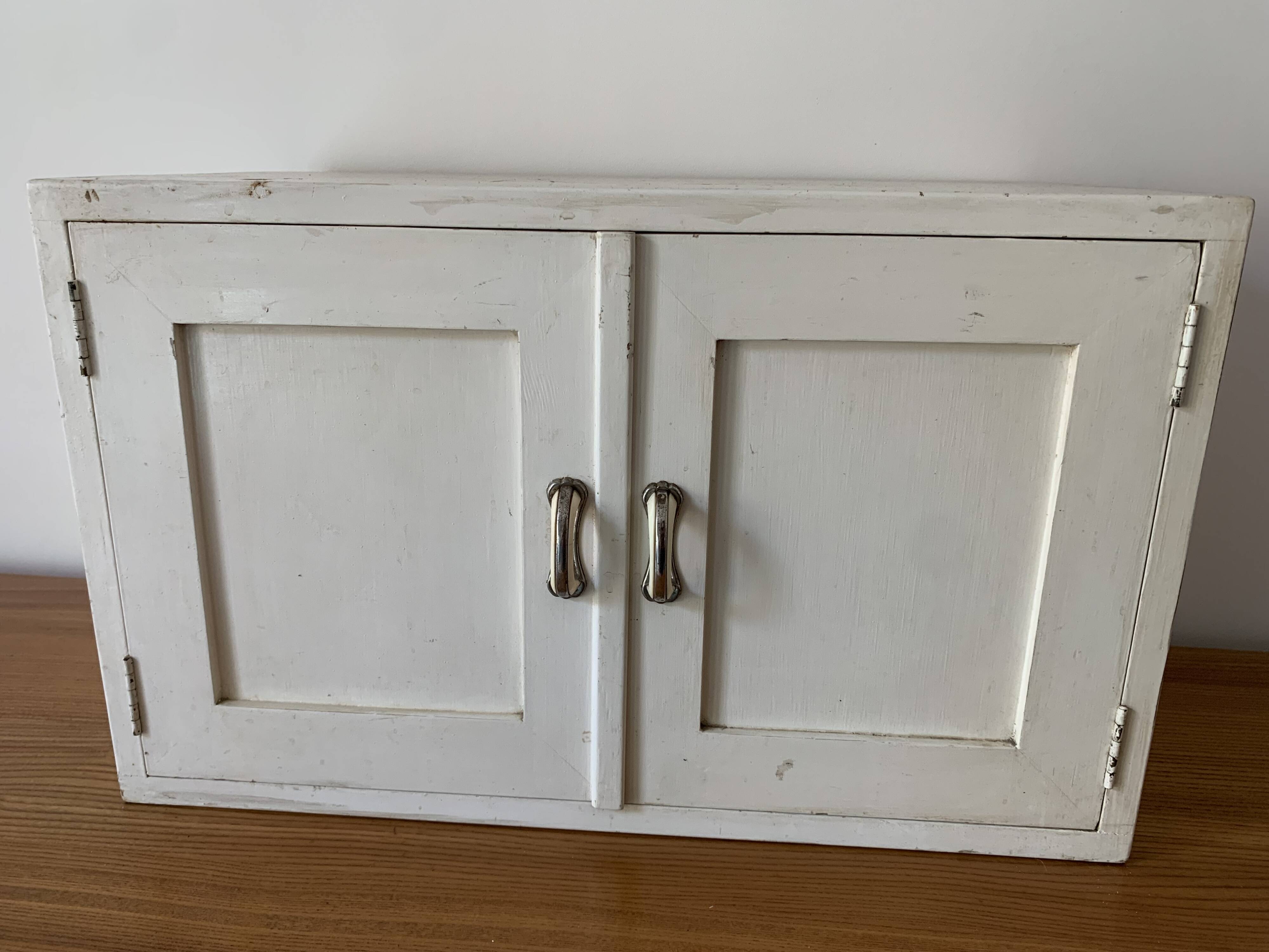 Meuble à poser blanc cassé