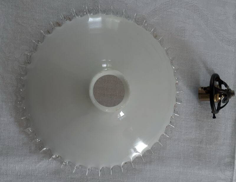 Suspension in vintage serrated opaline.