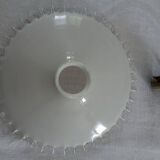 Suspension in vintage serrated opaline.