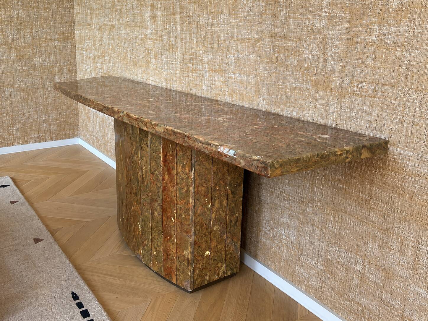 Resin console design – Contemporary work inspired by Italian style