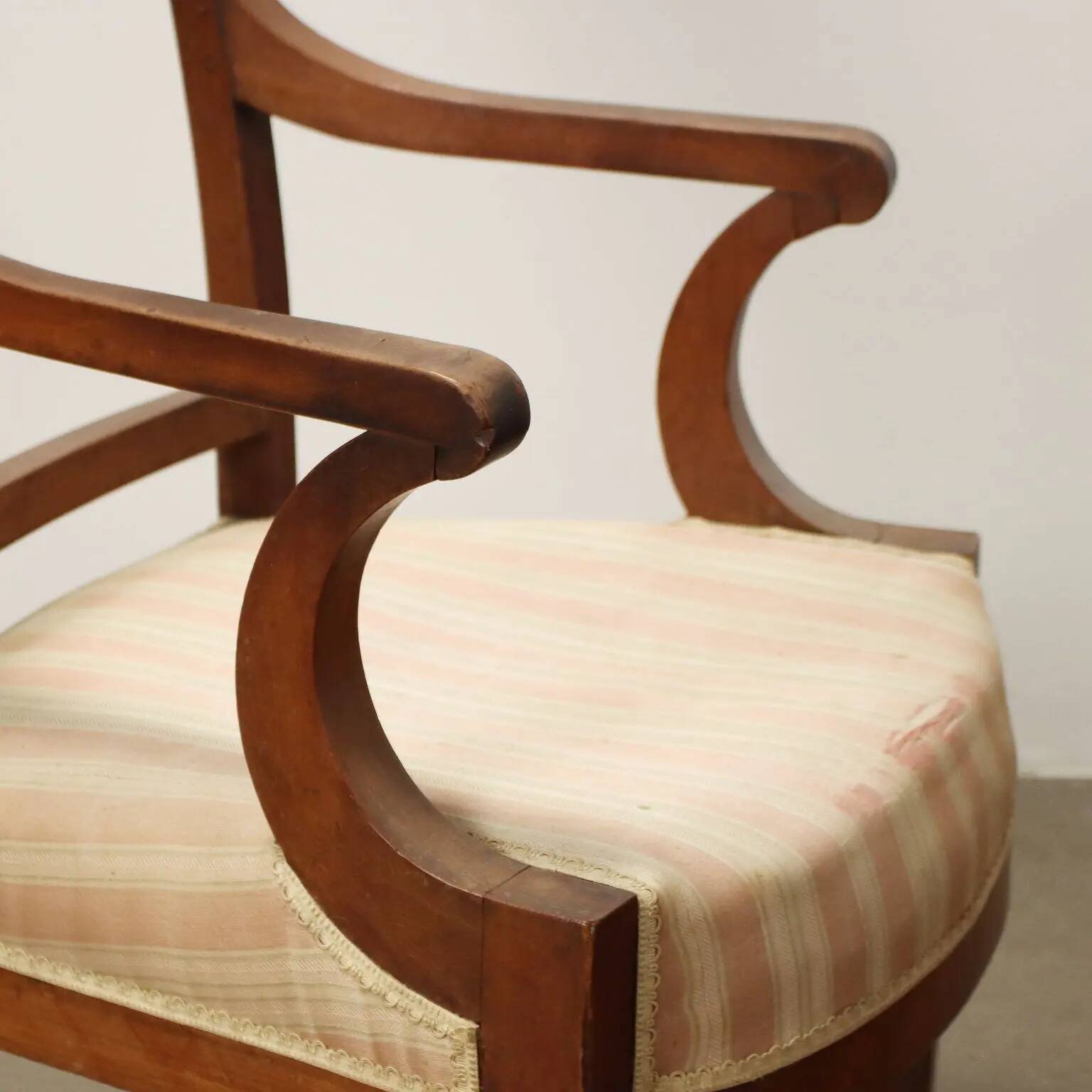 Paire de fauteuils Directoire anciens en merisier et tissu XVIII-XIX siècle