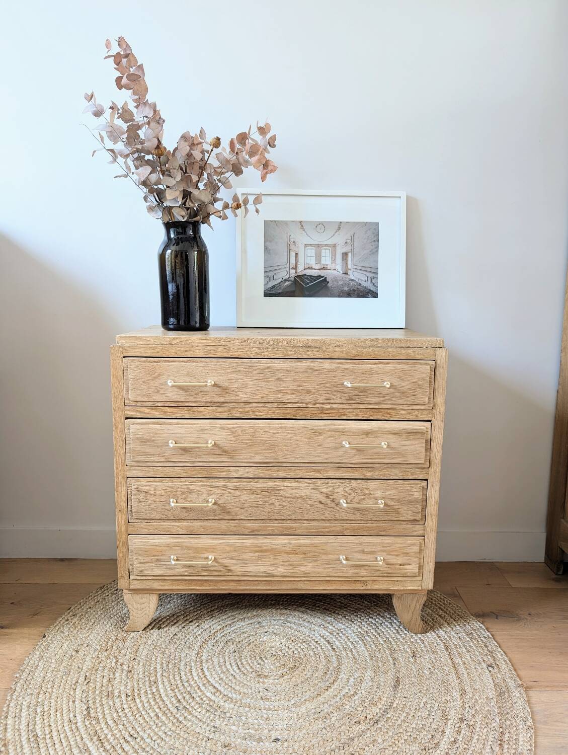 Retro chic oak chest of drawers with golden handles