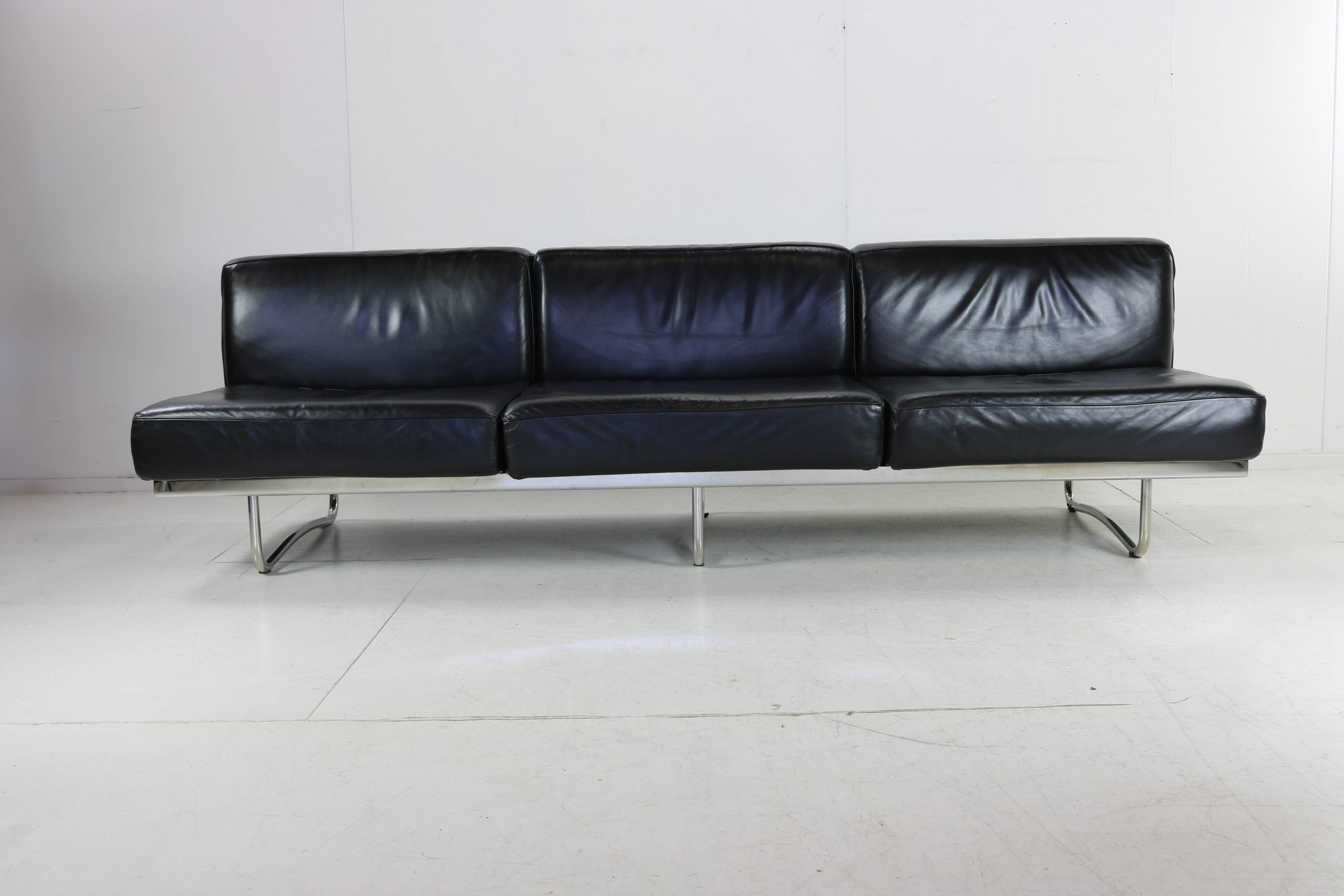 Beautiful designed black leather LC5 three seater sofa by Cassina