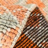 Tapis runner vintage anatolien, tons terre cuite, orange doux et gris clair