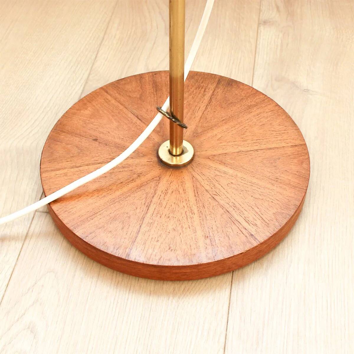Floor lamp with a swivelling arm