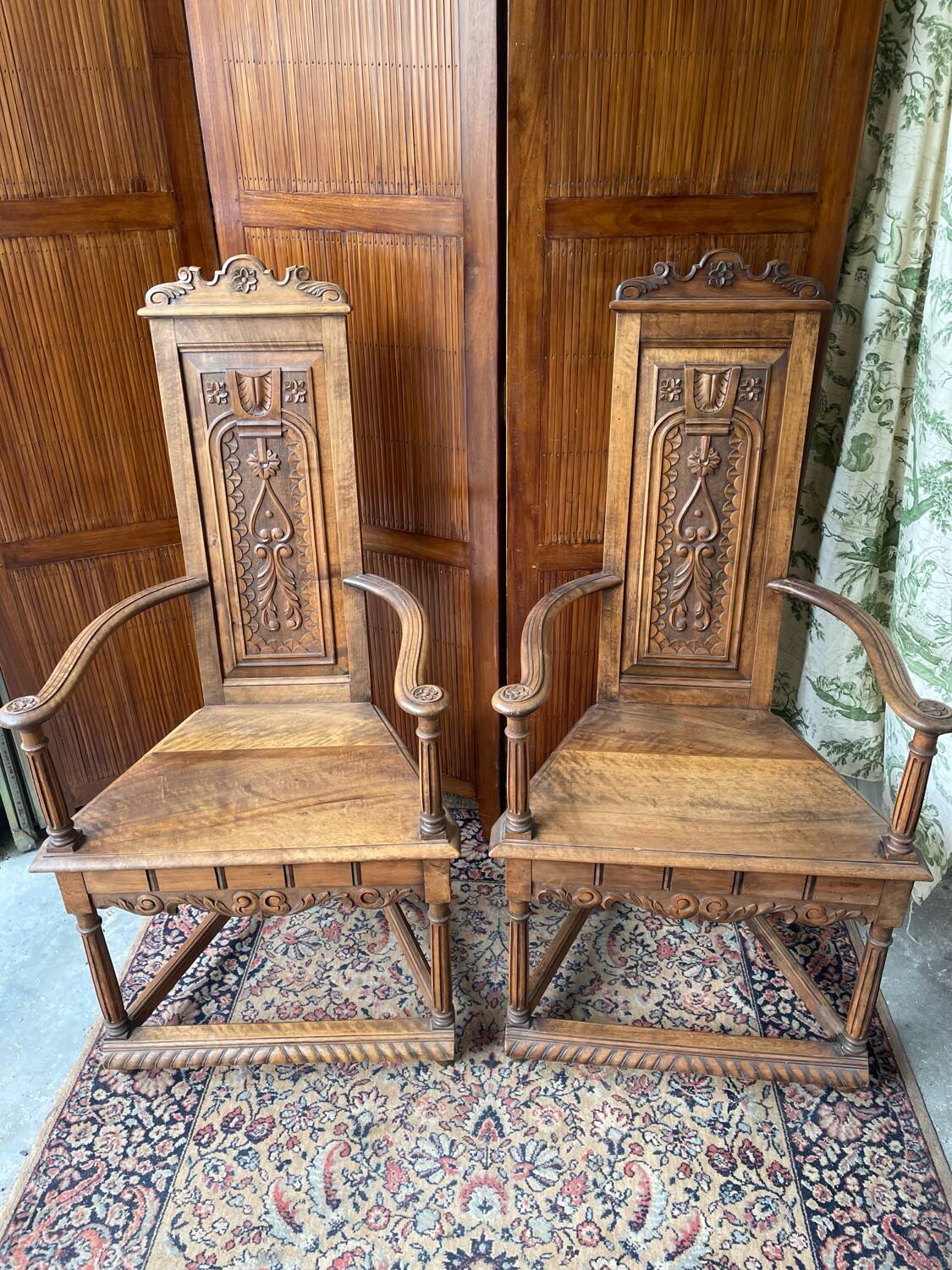 Paire de fauteuils sculptés en noyer de style Renaissance