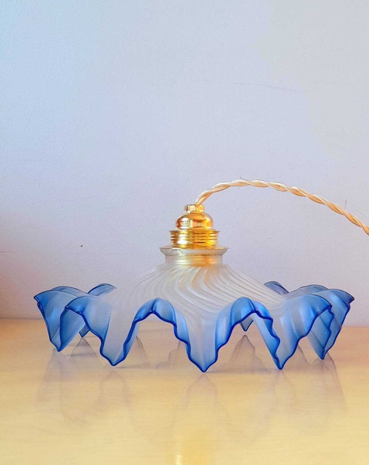 Suspension in opaline corolla from the 1930s