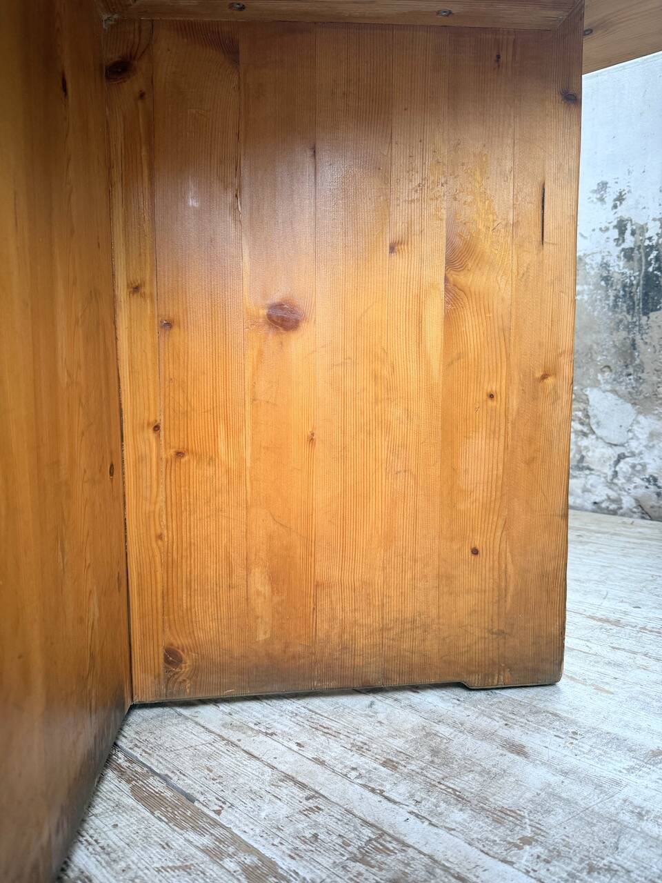 Table carrée moderniste en pin massif, années 50