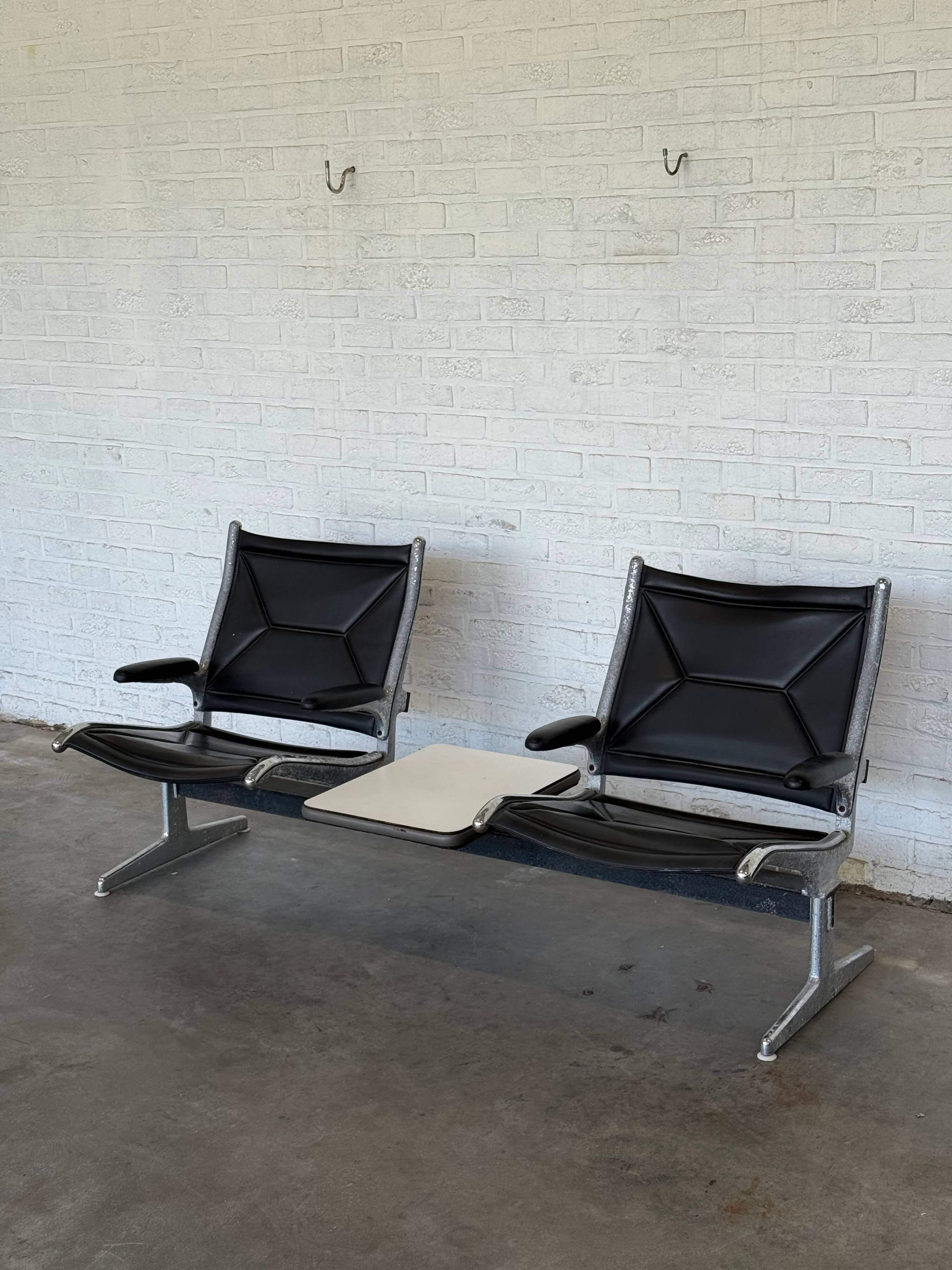 Vintage Eames airport lounge chair – 2 seats with integrated table