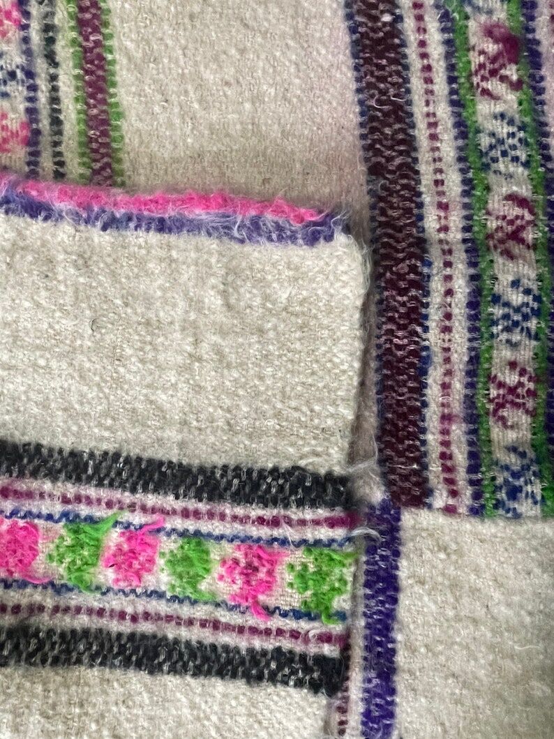 Tapis en laine blanche naturelle et moelleux avec des rayures colorées, tapis tissé à la main roumain.