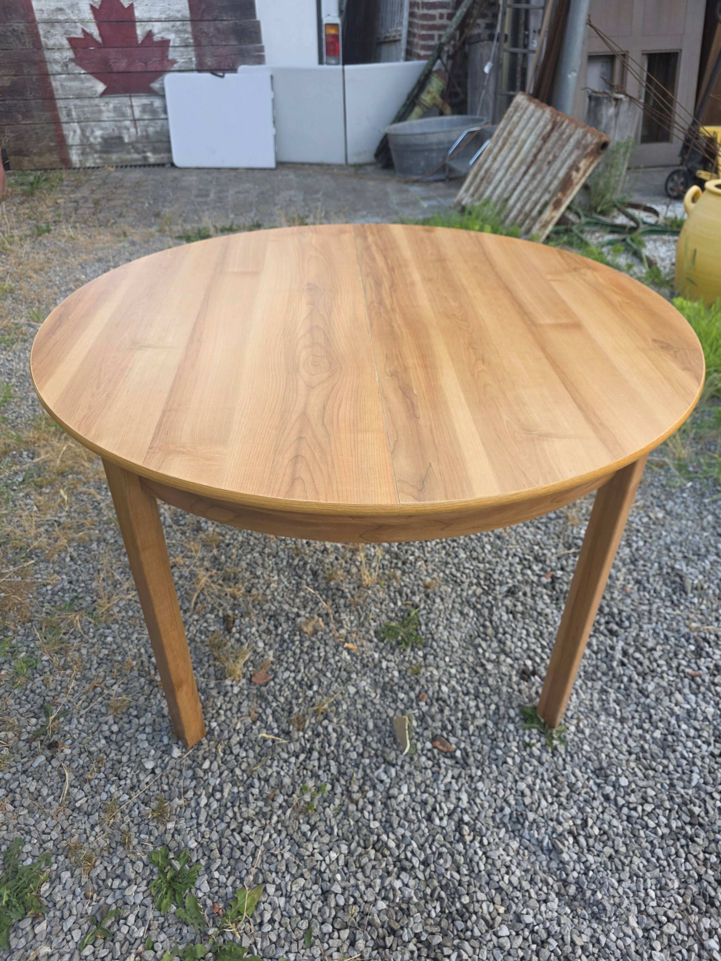 Scandinavian extendable oak table from the 1960s (butterfly extension)