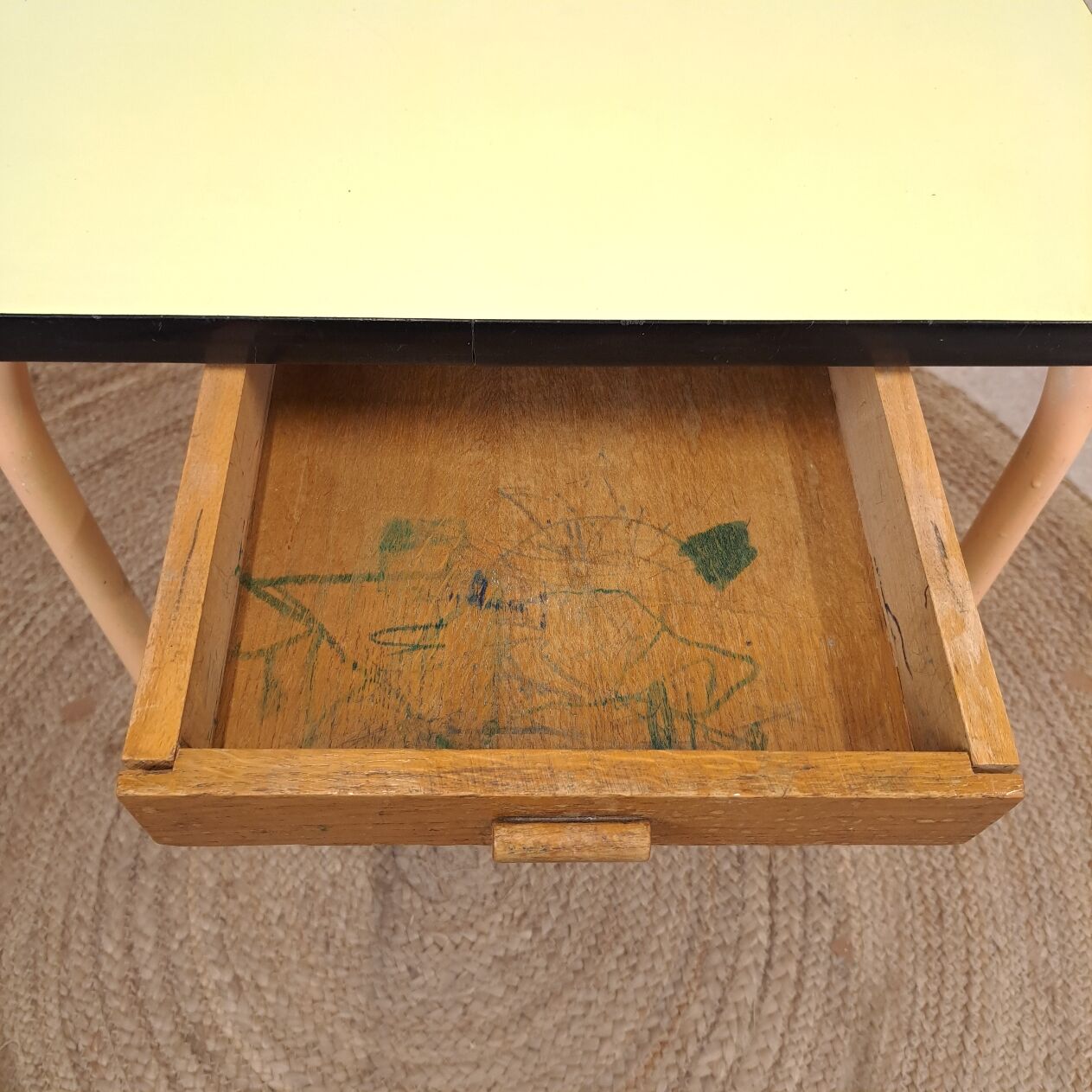Bureau d'ecolier en formica