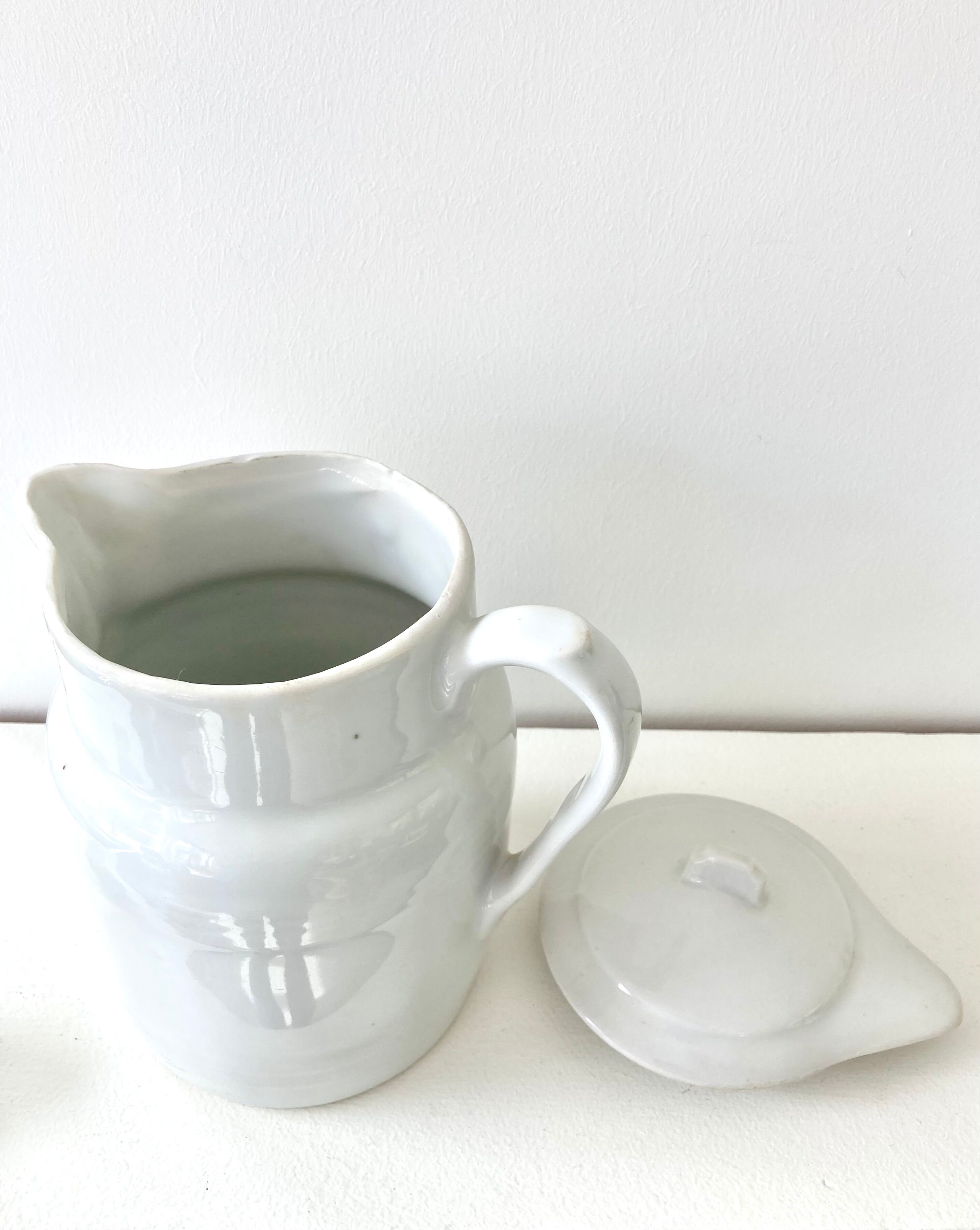Pitcher covered porcelain Grigny XIXth stamped P.Precious
