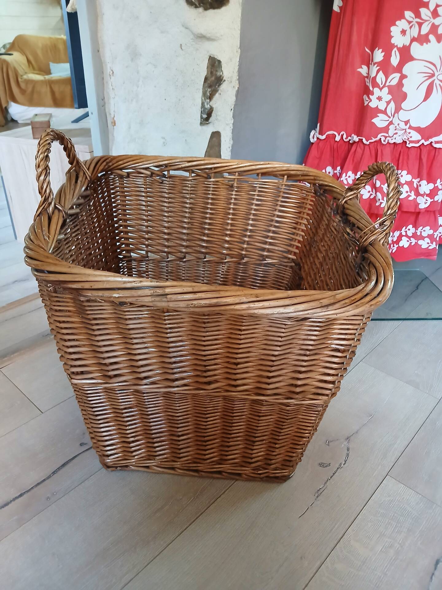 Wicker/rattan storage basket