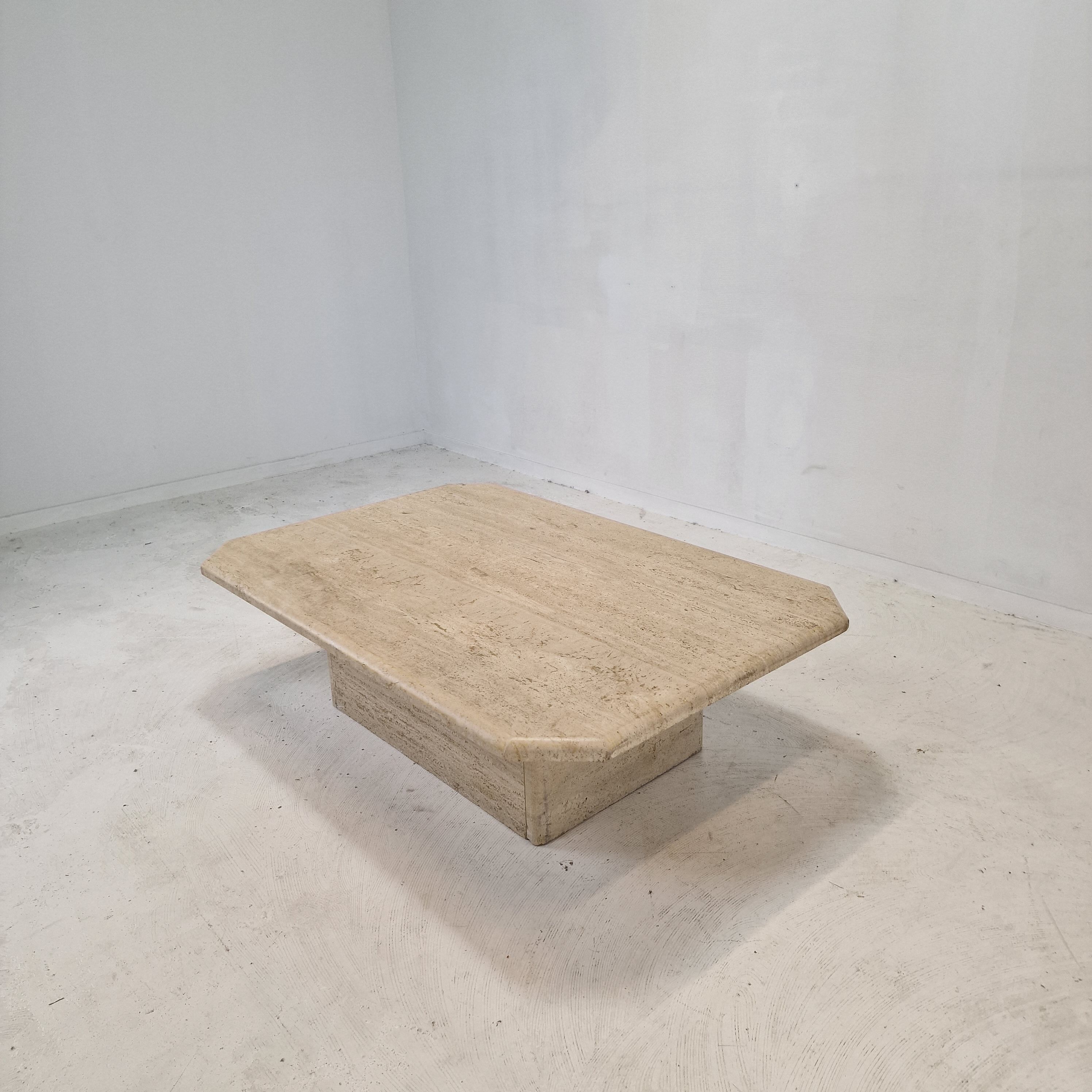 Italian coffee table in travertine, 1980s