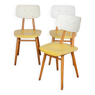 Suite de 3 chaises produites par Ton dans les années 1960