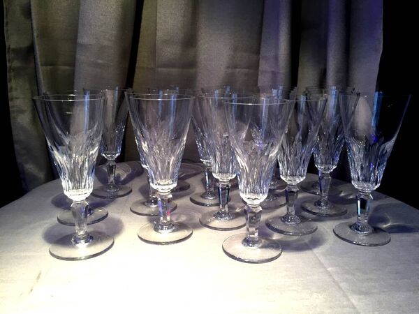Suite de 16 flûtes à champagne en cristal Baccarat modèle Carcassonne