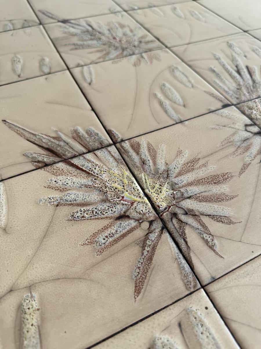 Table d'appoint élégante en bois brun foncé, style années 1950, rare et raffinée. Dimensions : 134 × 67 × 67 cm.