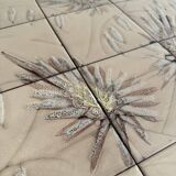 Table d'appoint élégante en bois brun foncé, style années 1950, rare et raffinée. Dimensions : 134 × 67 × 67 cm.