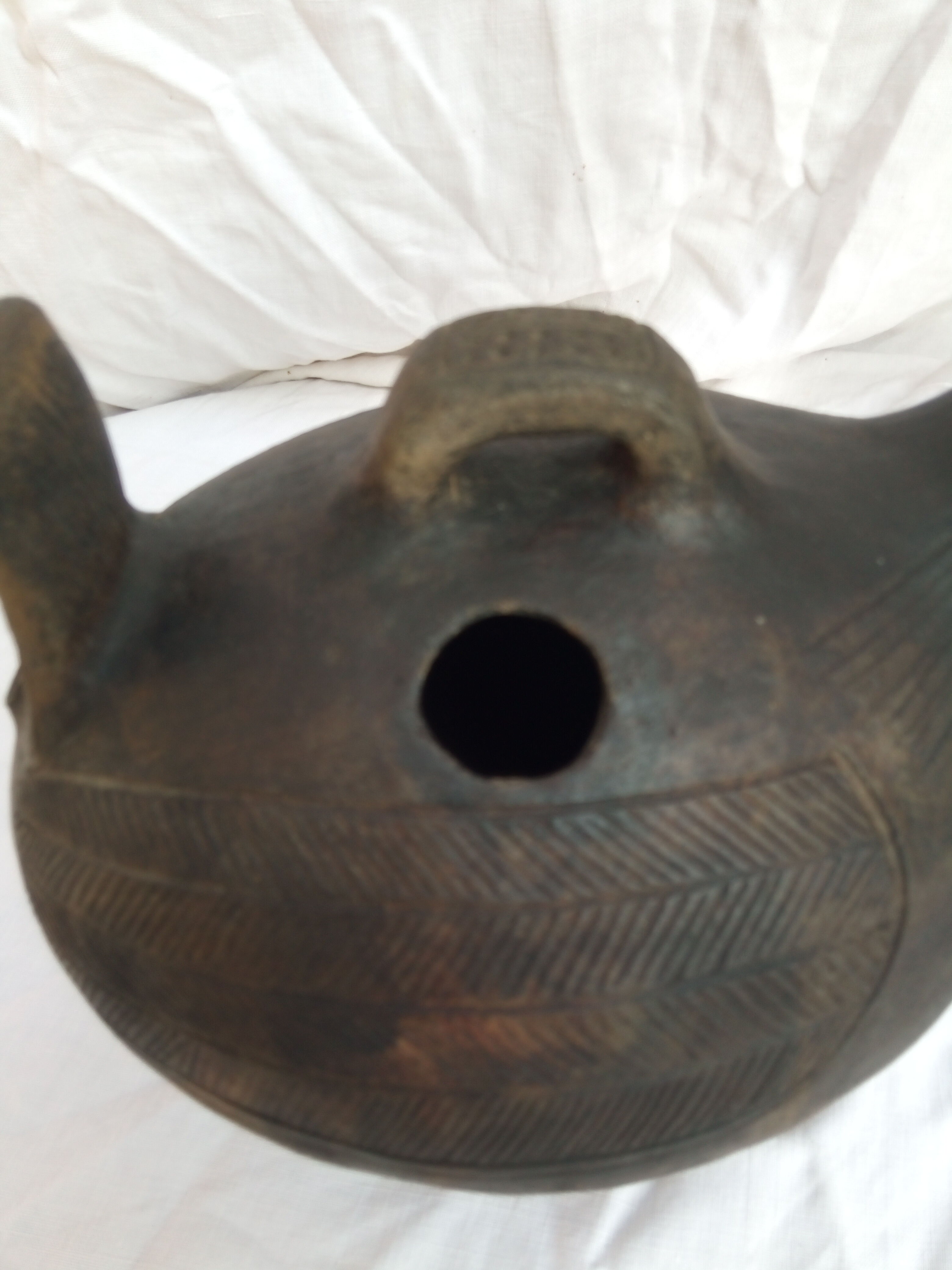 Pourer, terracotta teapot. Hen.