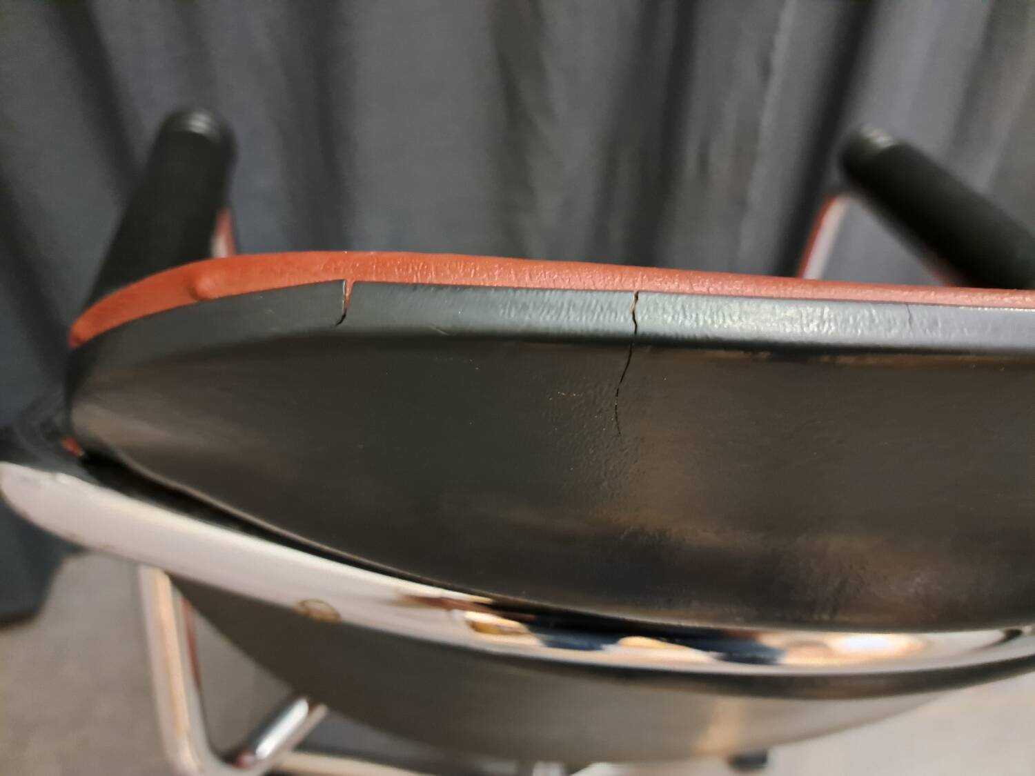 Kevi armchair in skai and chrome metal