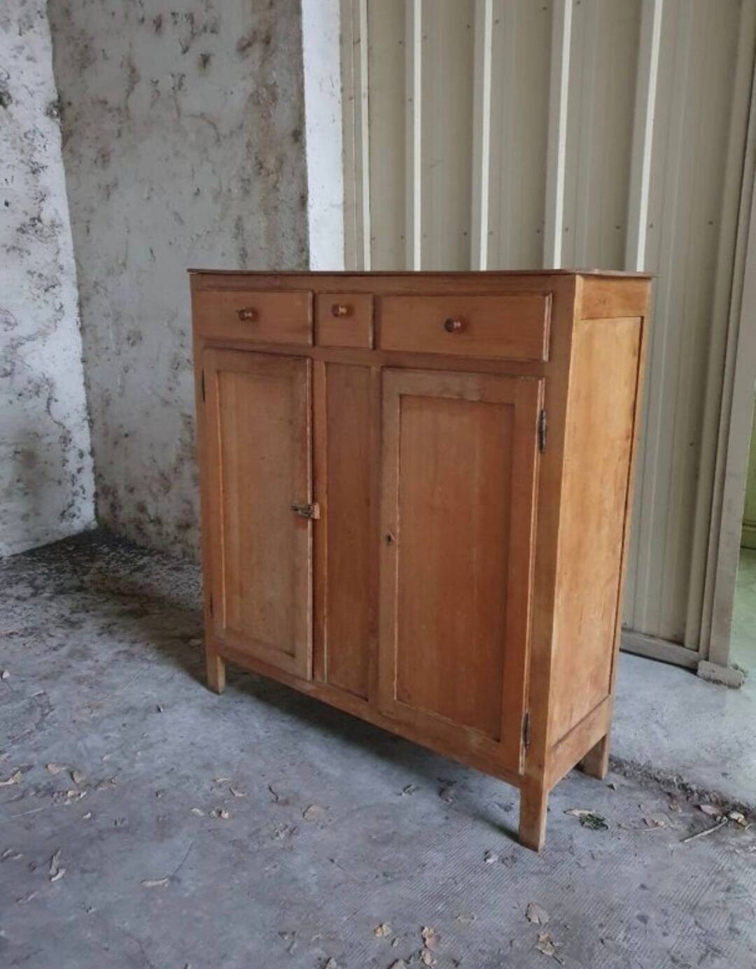 Buffet with 2 doors