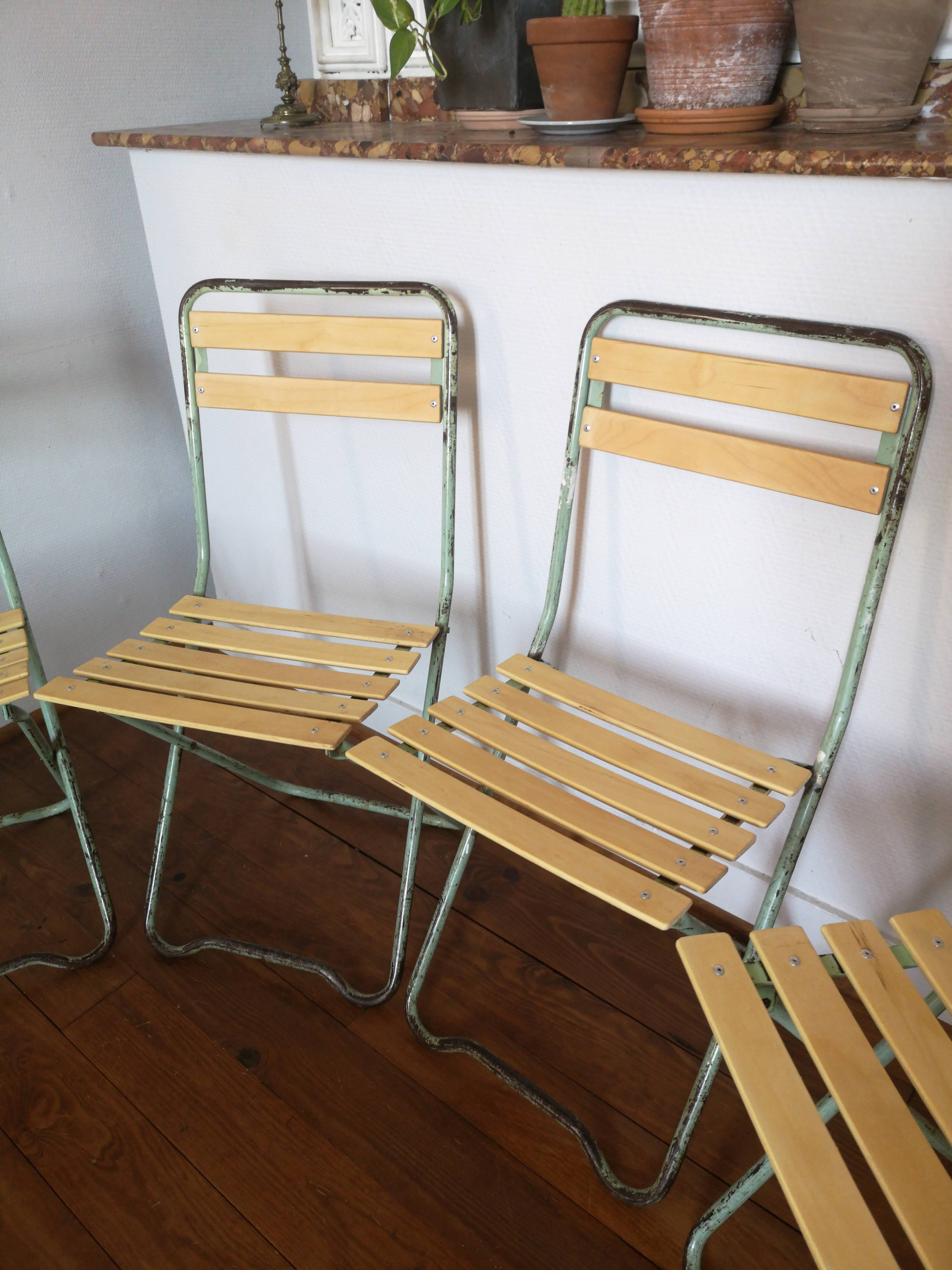 Set of 6 green folding chairs