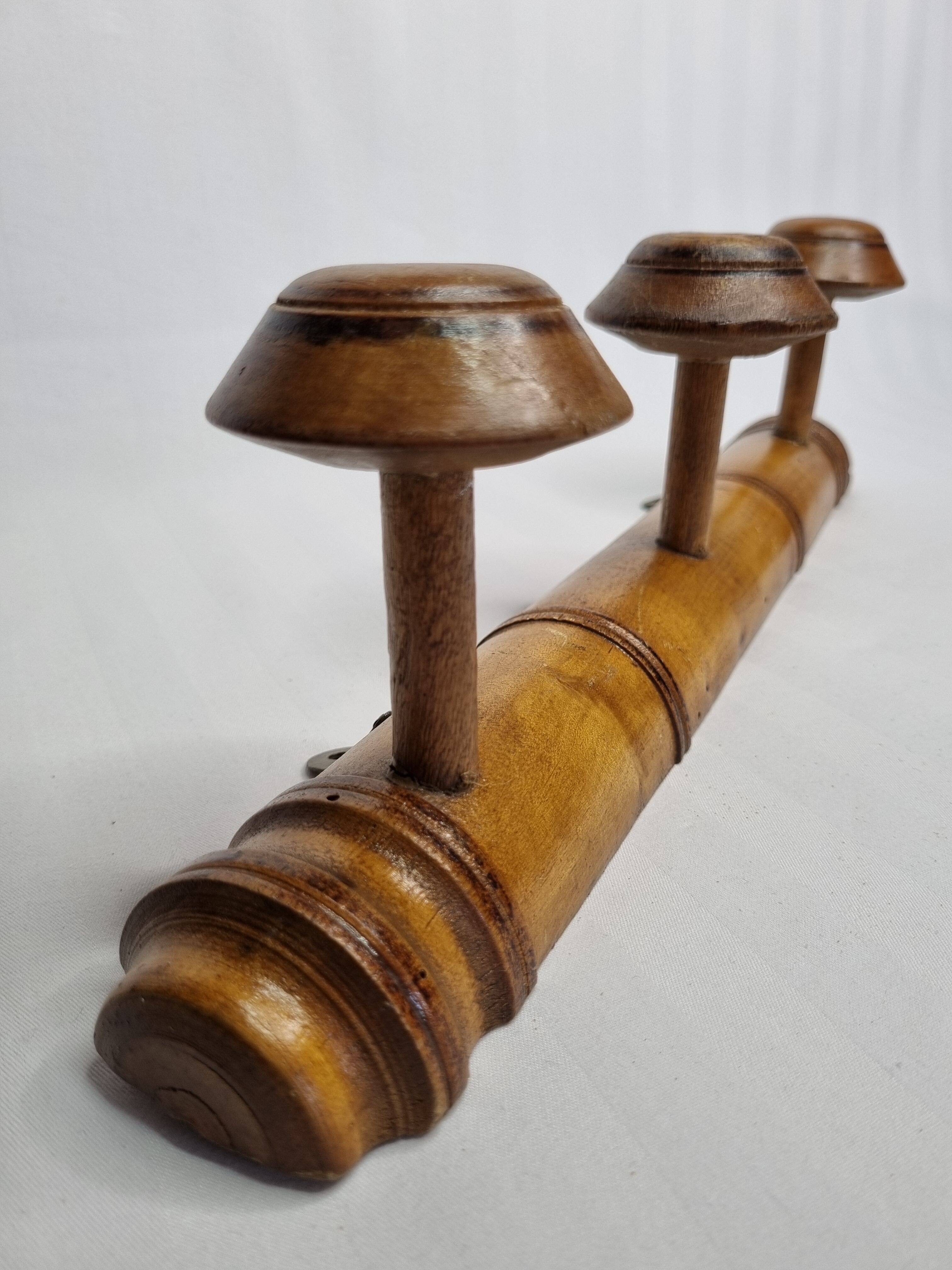 Ancien portemanteau rustique en bois tourné à l'imitation du bambou 1900, 3 patères