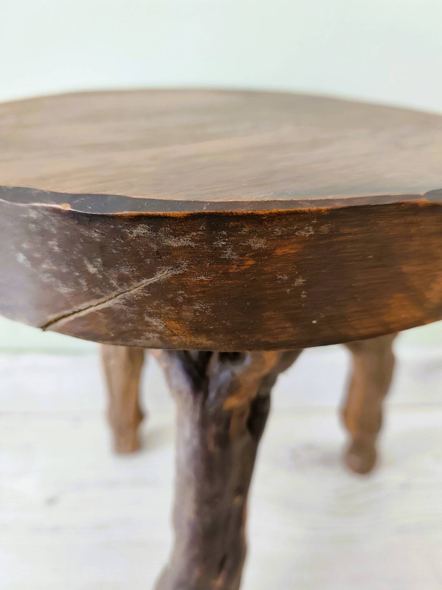 Tabouret brutaliste en ceps de vigne