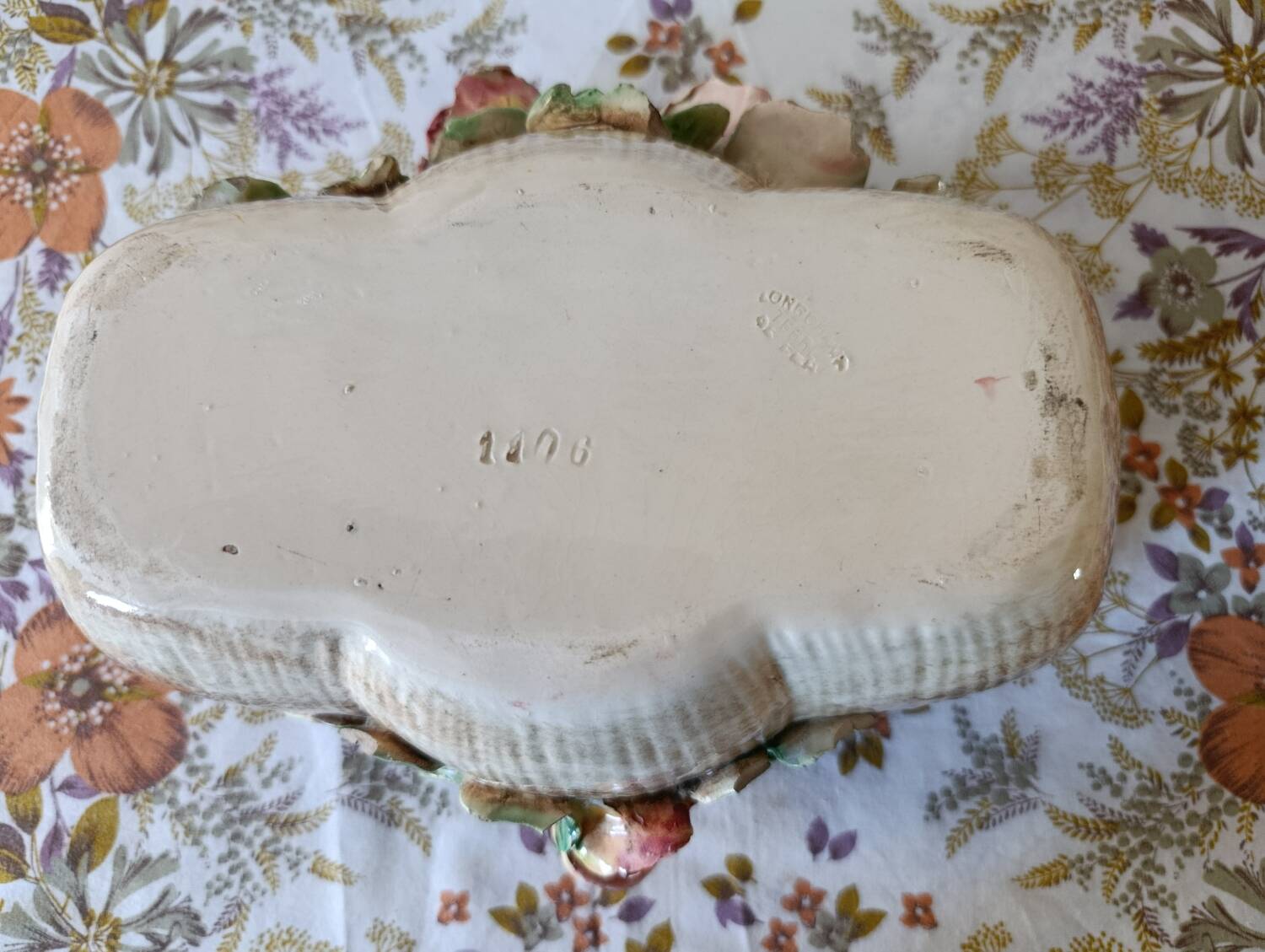 Longchamp jardinière in ironstone and Art Nouveau barbotine.