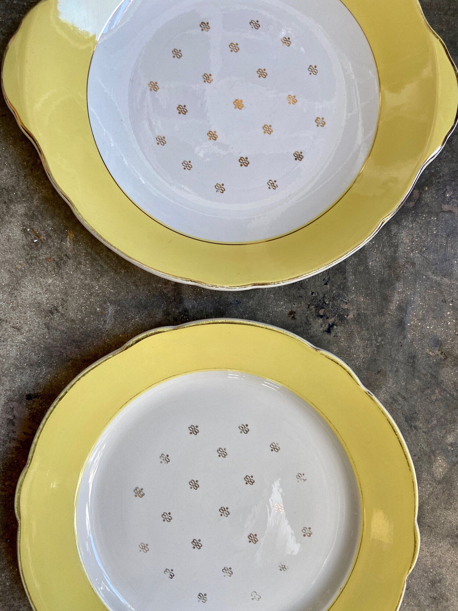 2 plats ronds Luneville en faïence jaune et dorée, service "Josette"