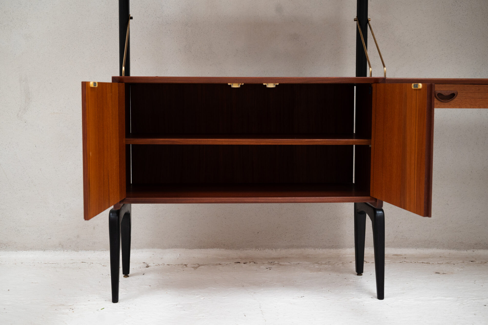 Etagère sur pieds 3-baies par Louis Van Teeffelen