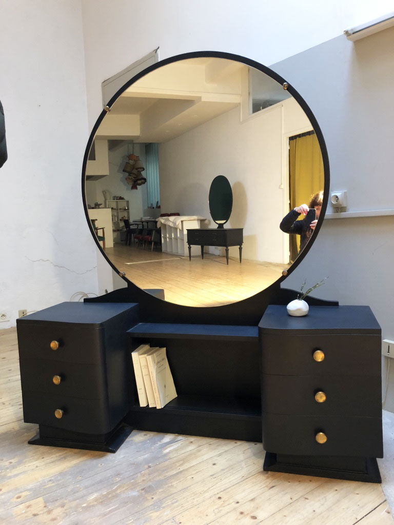 Hairdresser to the mirror round black vintage
