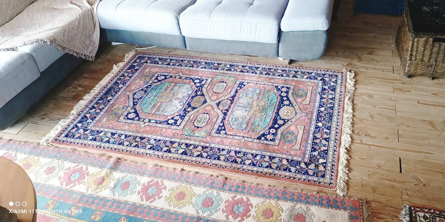 Vintage Iranian Kenareh rug from the 1980s. Handcrafted.