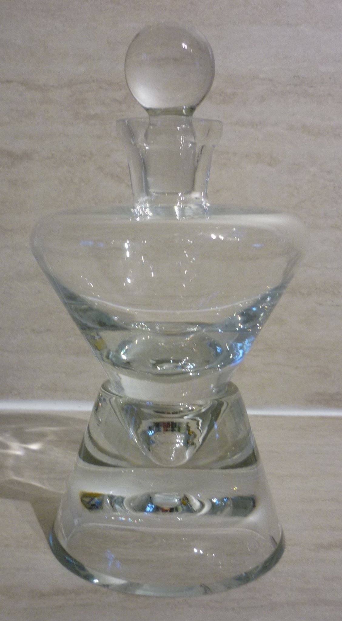 Carafe à vin avec bouchon sur socle en cristal