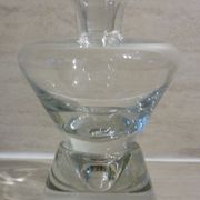 Carafe à vin avec bouchon sur socle en cristal