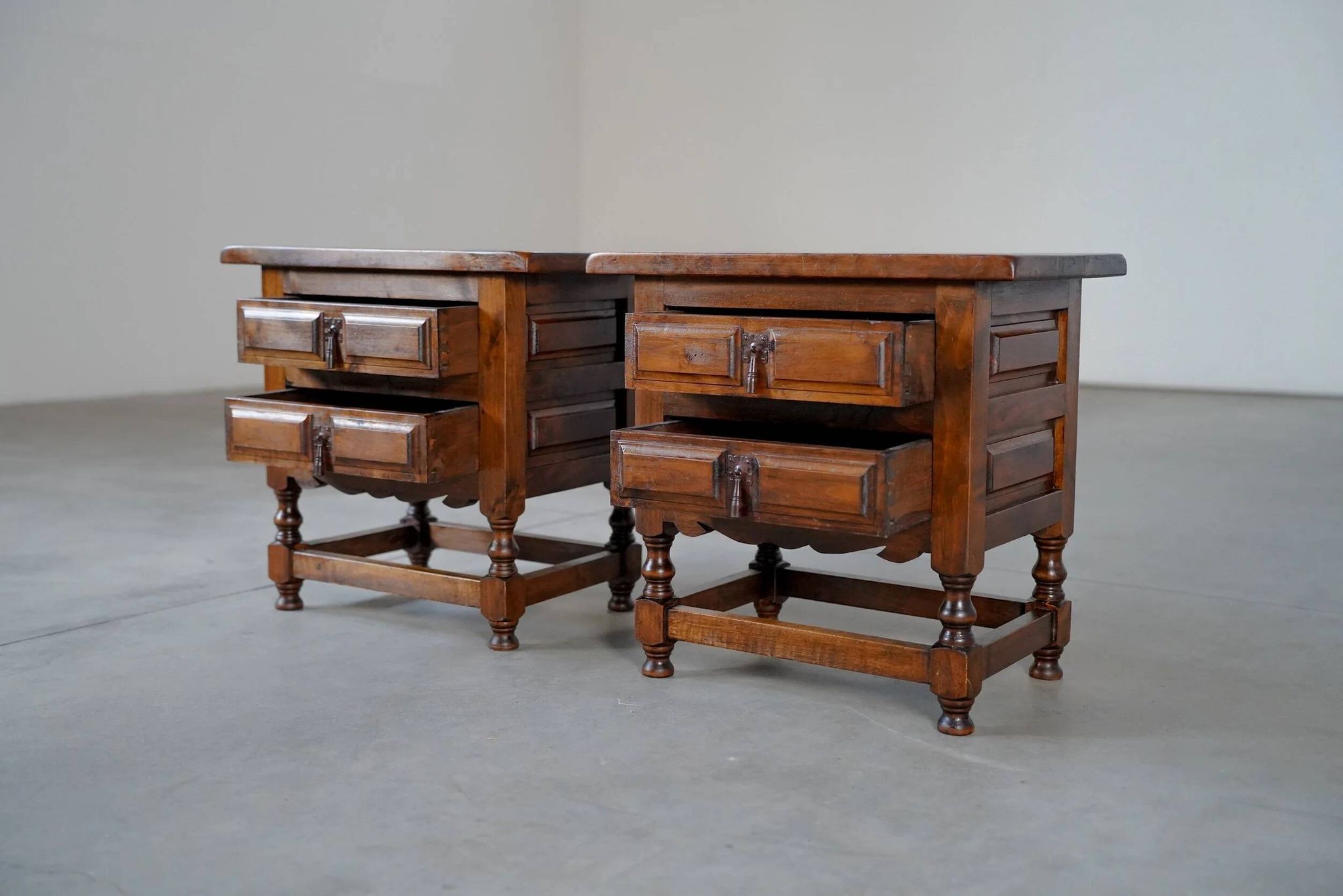 Tables de nuit espagnoles en noyer - Espagne années 1900
