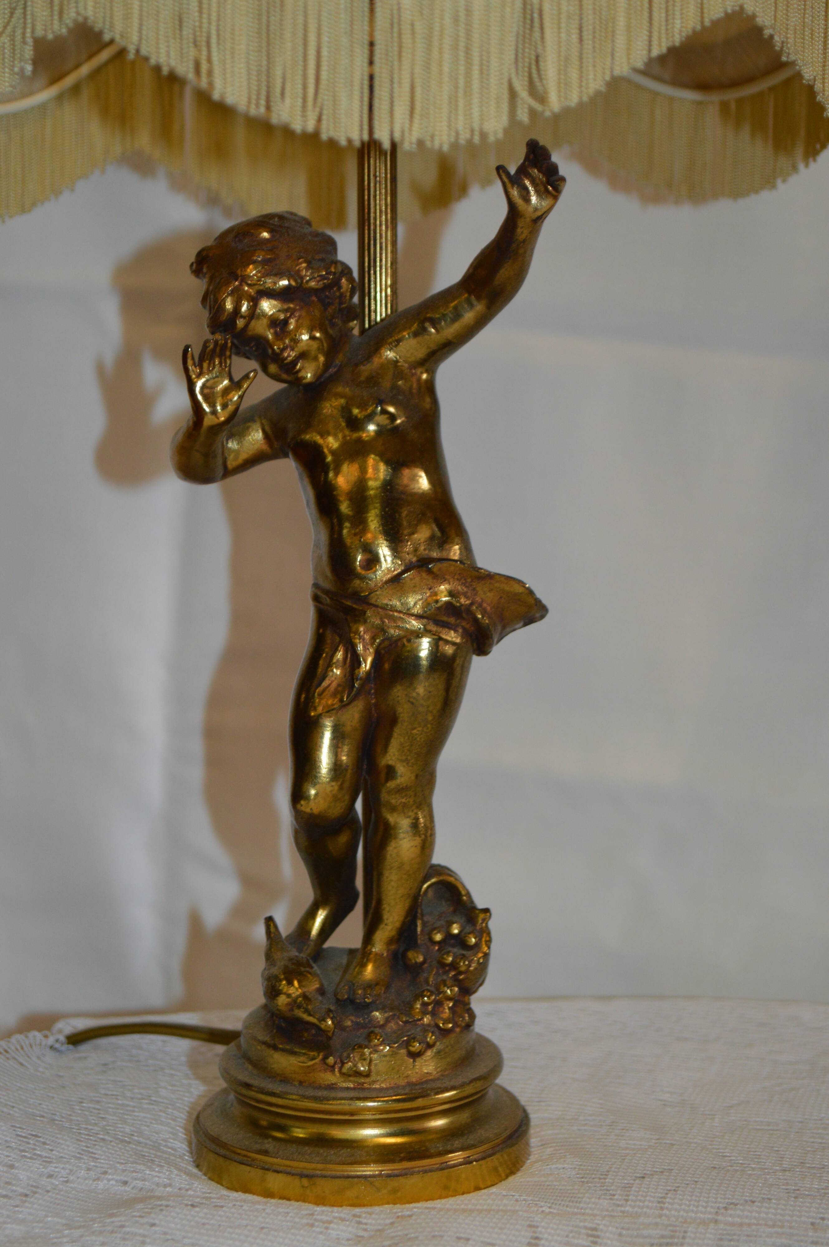 Table lamps with love in golden regulation