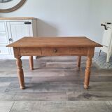 Farmhouse coffee table in solid wood, country style.