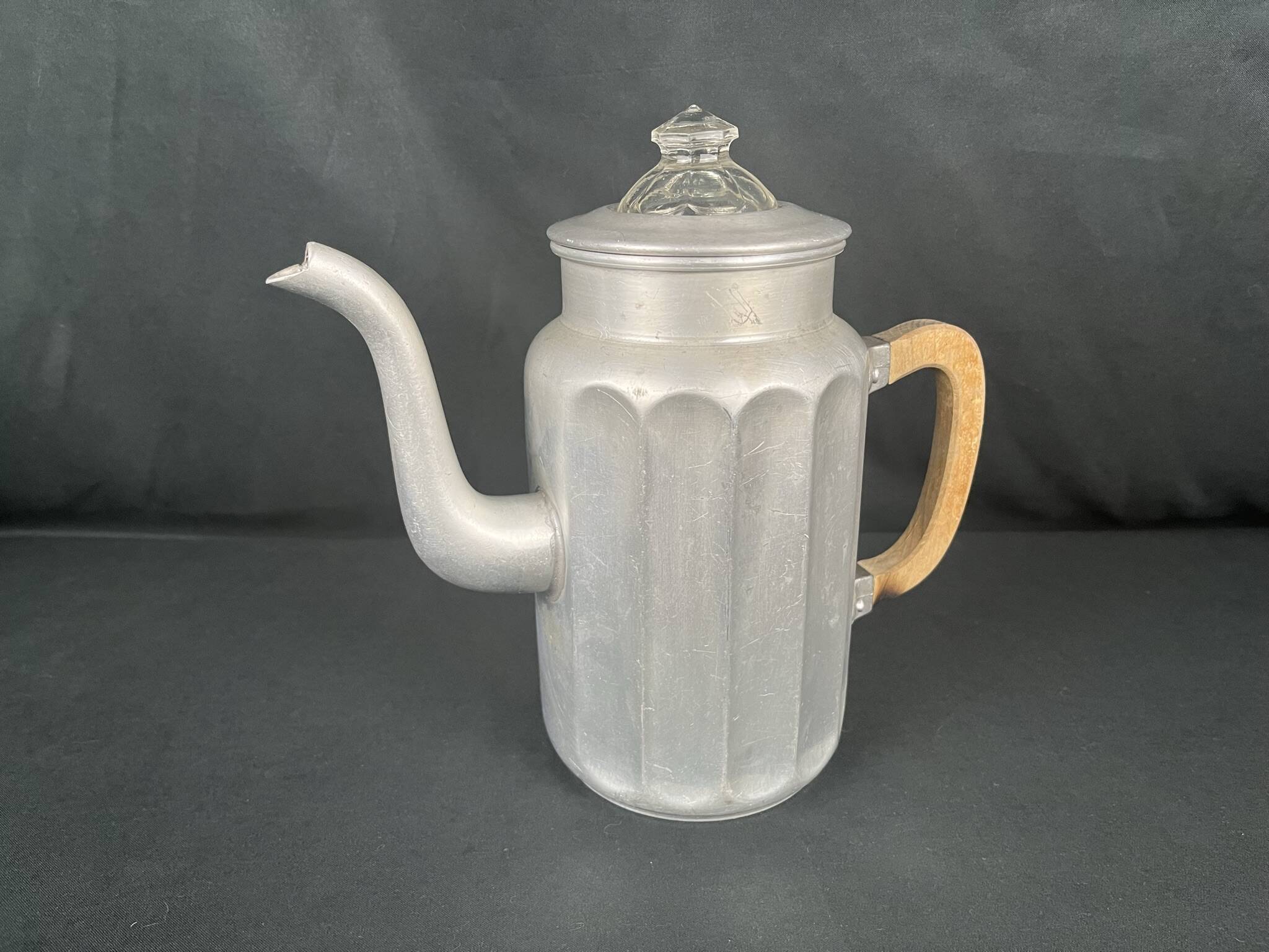 Art déco, verseuse en aluminium poignée bois vers 1930
