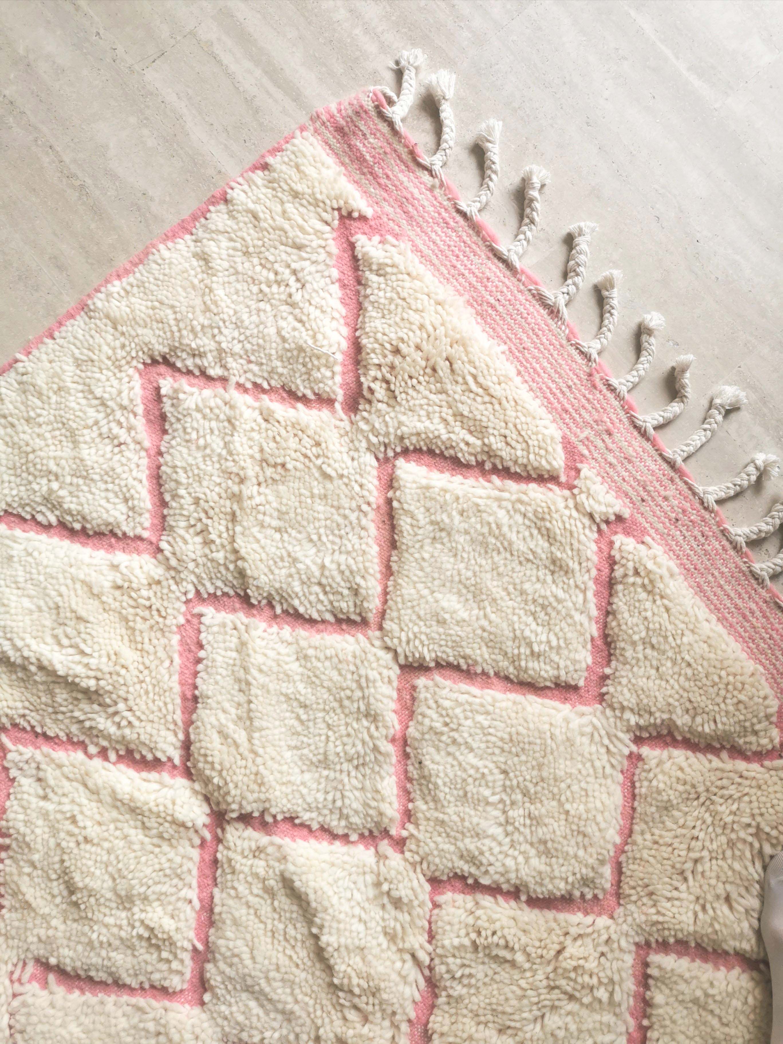 Tapis berbère béni ouarain à losanges rose et blanc