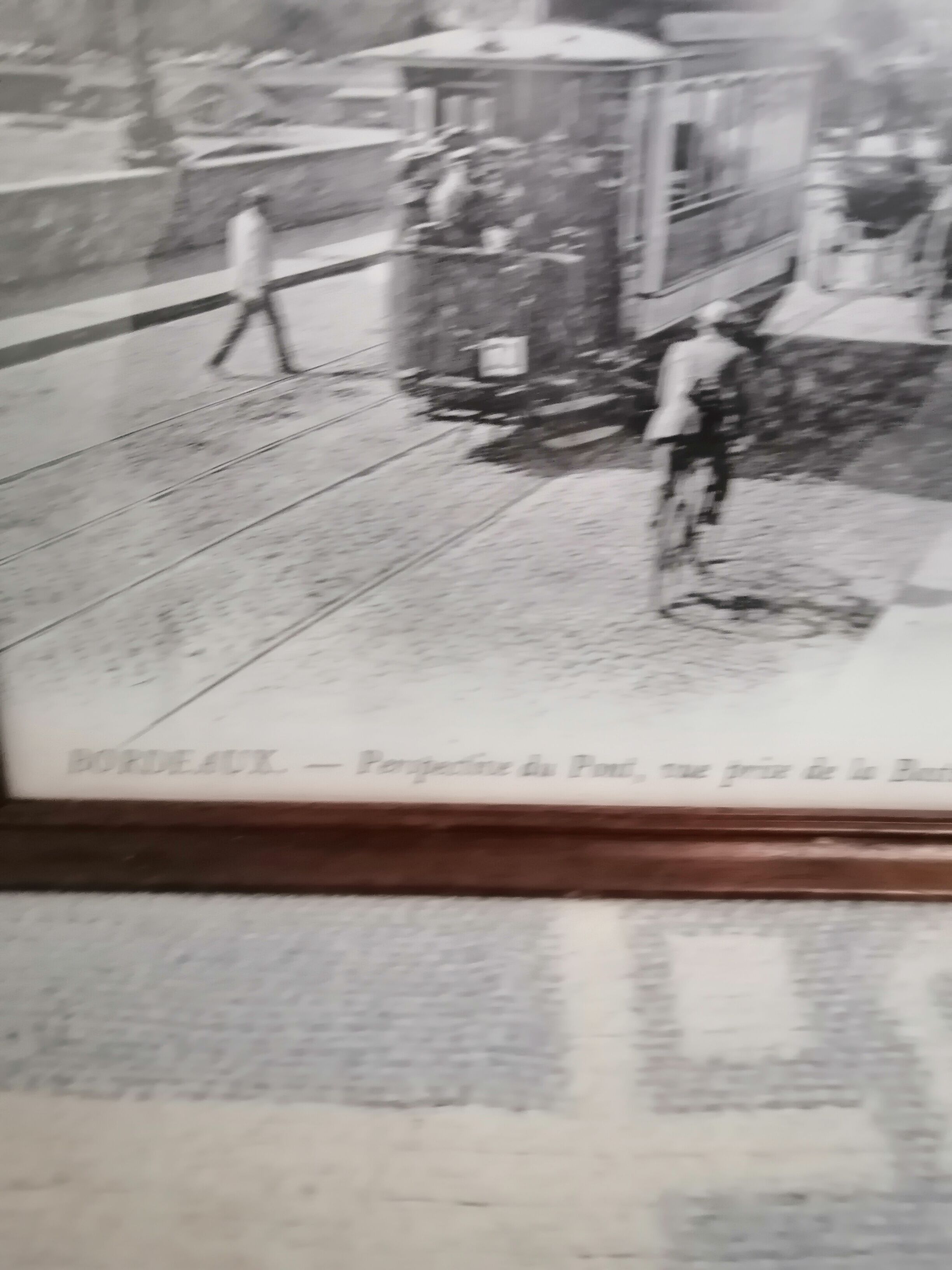 Photograph the tramway on pont de la garonne frames