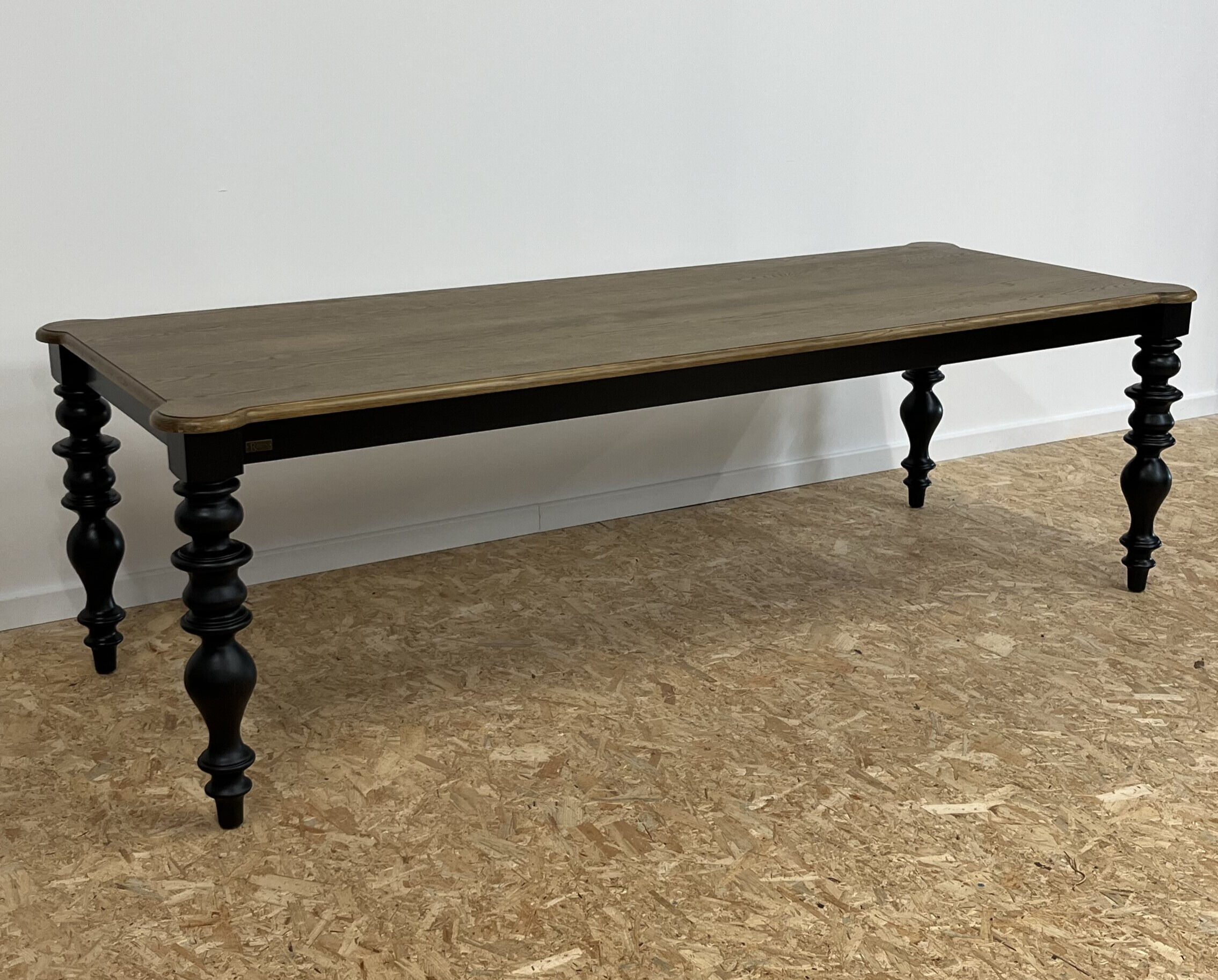 Table à manger classique en bois, pieds noirs, 12 couverts