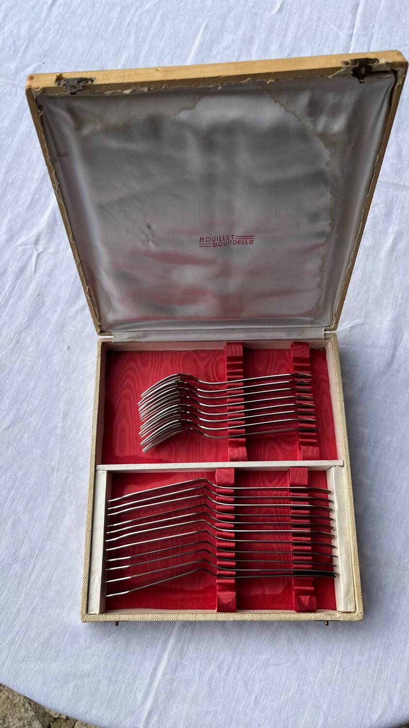Goldsmith's box of 19 fish cutlery