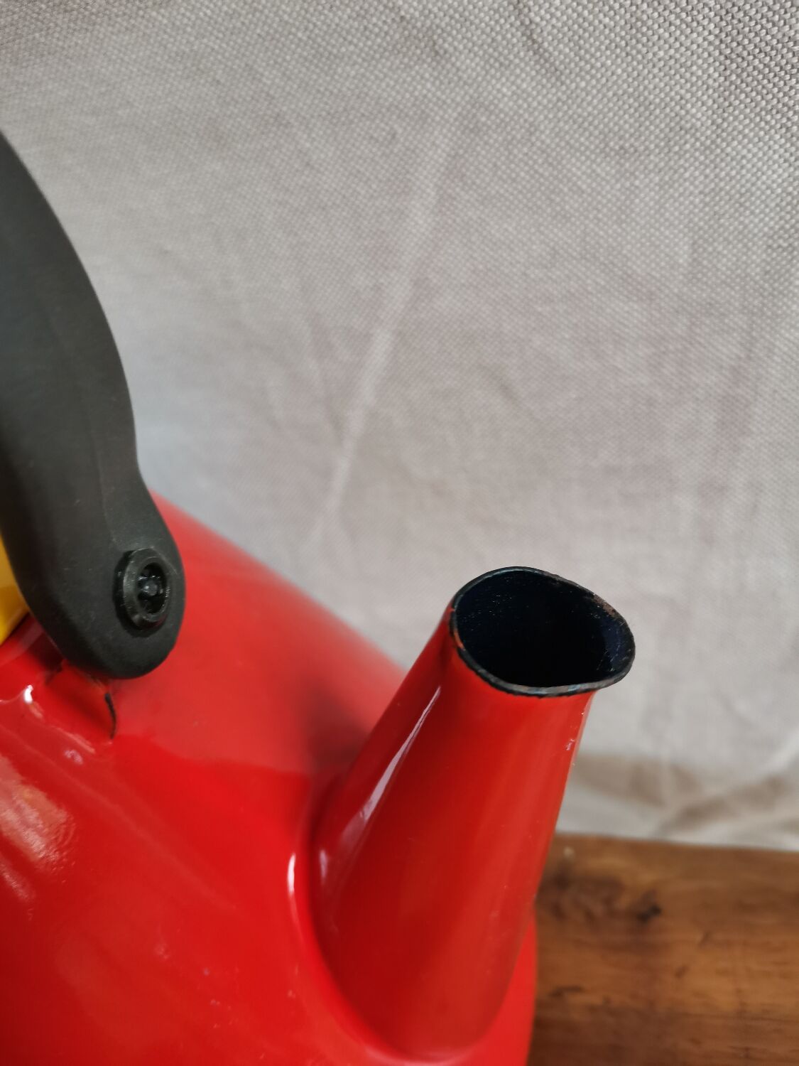 Enamelled metal kettle pitch 70 design style memphis