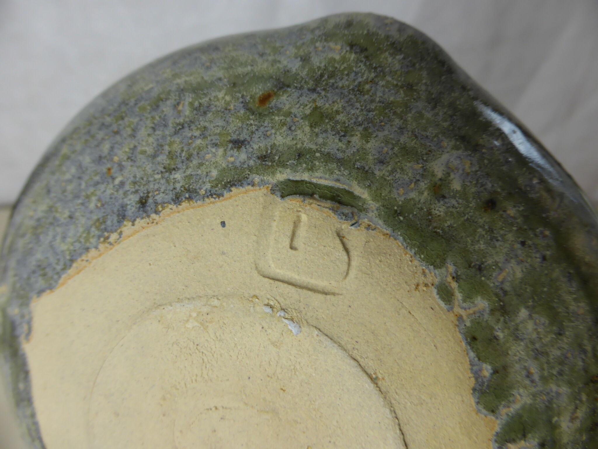 Cut scraper-garlic in artisanal ceramic shades green, blue, cream-Diam. 13cm